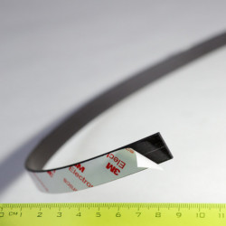 Nastro magnetico con strato autoadesivo molto forte 15x2 mm